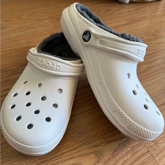 White Fuzzy-Lined Crocs | Men’s 6 / Women’s 8 | Classic Clog with Warm Lining - Picture 12 of 13